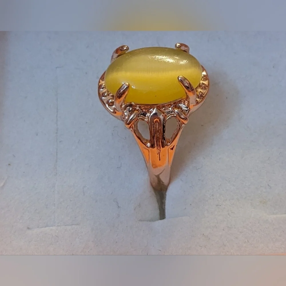 New yellow colored cat's eye style gold tone ring, T1B8A